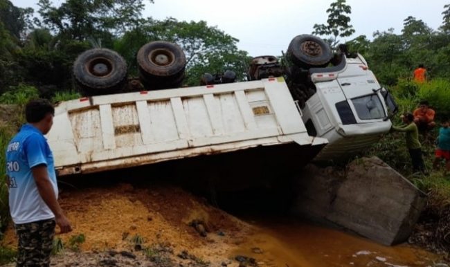 Camión volquete cae a quebrada en el Valle de Shanusi